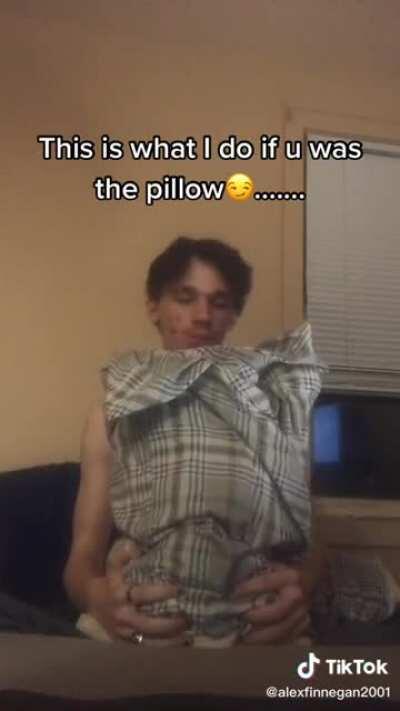 😍😍If I was that pillow...I'd smother him 🤫😫😫