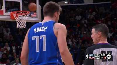 [Highlight] Ian Eagle with a wild call to Dinwiddie's long triple