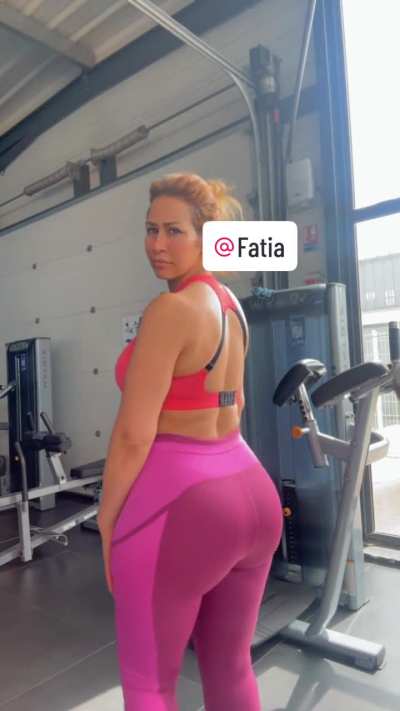 fatia nous montre son cul a la salle