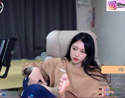 Tattooed babe soles reveal