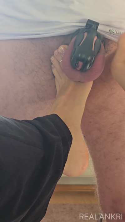 Welcher von euch braven Jungs steht auch auf Füße und Keuschhaltung? Ich finde ja es ist eine der besten Kombinationen an Kinks!