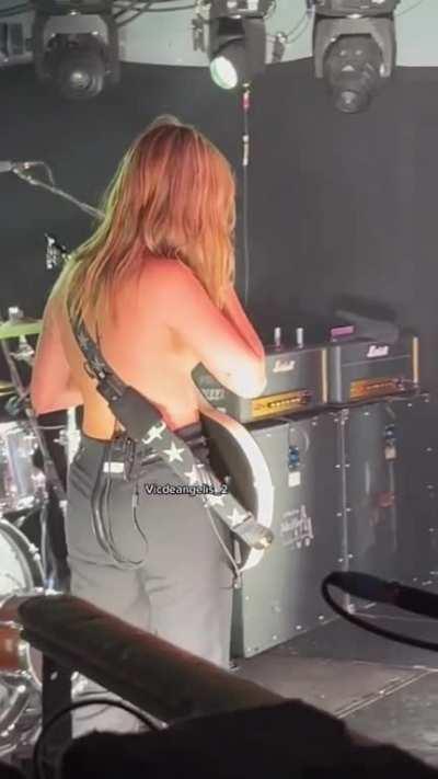 Victoria De Angelis - Måneskin