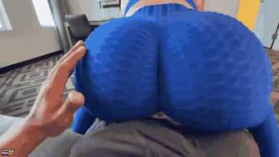 Need a bud with a tight yoga pants to lap dance for me like that