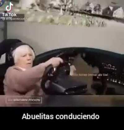Abuelitas conduciendo
