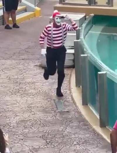 Mime pranking a tourist!