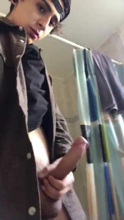 My 18yo cock needs to be sucked