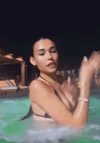 Nip slip in her best livestream ever ?