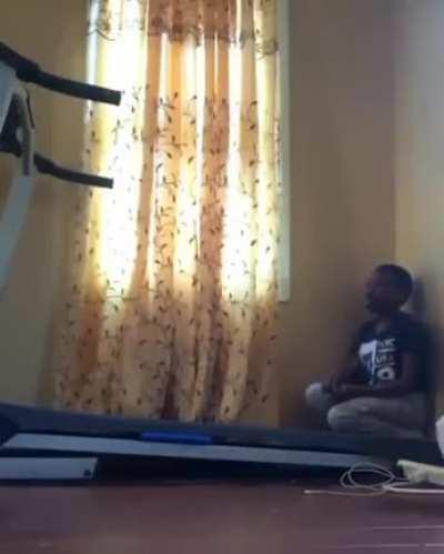 WCGW taking of your shirt while running on treadmill