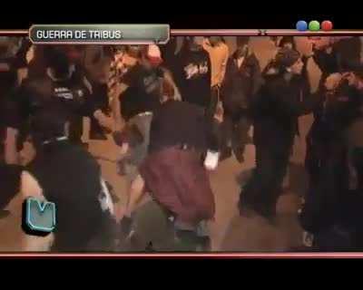 Con este tema de la mafia de los copitos de nieve empecé a recordar joyitas de los momentos turbios de las juntadas detrás de la Bond Street. En este video por ejemplo vemos a Jack Sparrow ajusticiando a un supuesto chorro. Como no nos dimos cuenta antes 