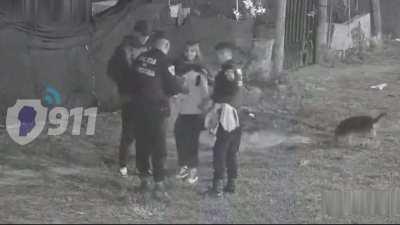 Un bebé fue hallado a las 4:00 a.m. gateando a 70 metros de su casa en Córdoba, Argentina, acompañado por su perro, quien no se separo del pequeño ni un solo instante. 

Todo sucedió después de que su madre se quedara dormida.