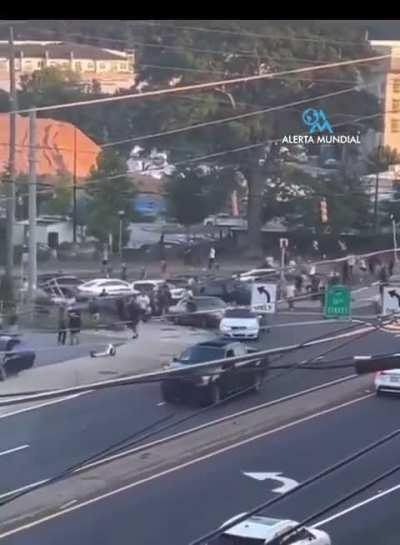 This happened in the northwest of Atlanta, the driver wants to go on the run, running over several people in the place and ending up being intercepted