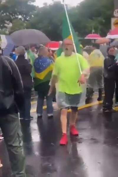 Na boa: devem estar distribuindo algum tóxico pra esse pessoal, porque não é possível...