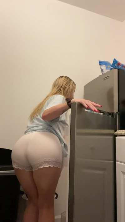 Late night snacks and gassy farts 💨