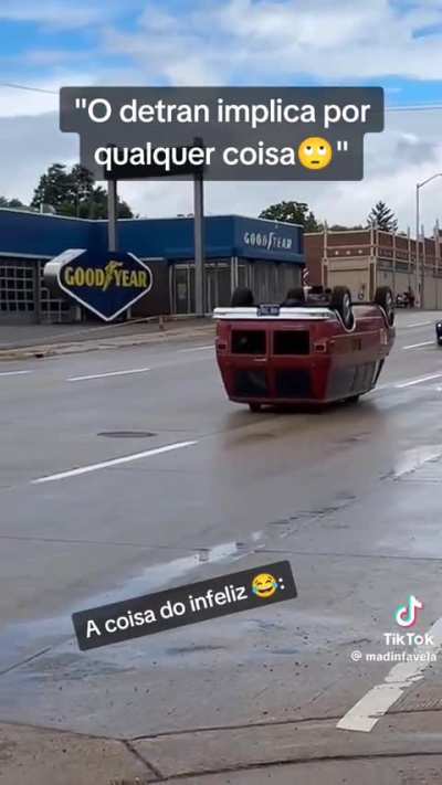 DETRAN implica com qualquer coisinha...