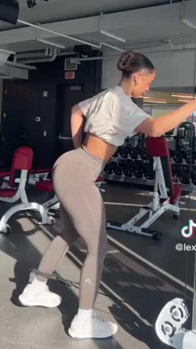 The Booty Goddess Lexie...a dream-woman for young guys and an idol for young girls 😜