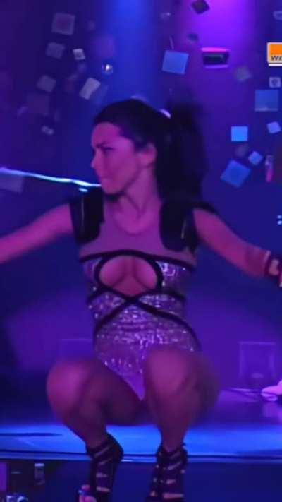 She's moving like oh, oh, oh 🔥