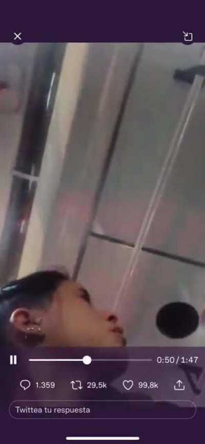 Mujer enojada golpea el asiento de una joven en el colectivo