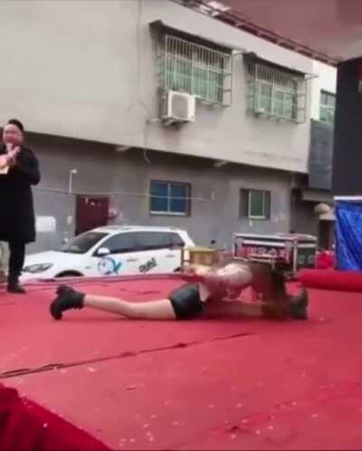 Когда стараешься сохранить лицо на публике.