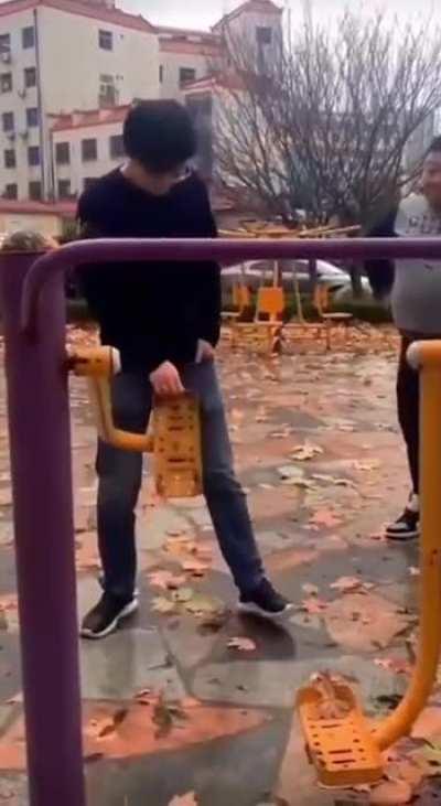 Gercek arkadasligi anlatan nadide bir kisafilm. Bu guzel aksamda kankani etiketle ve ona sevgi sozcukleri fisilda...