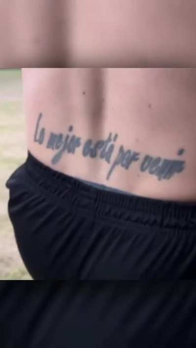 eh que onda lo que tenes tatuado ahi abajo?