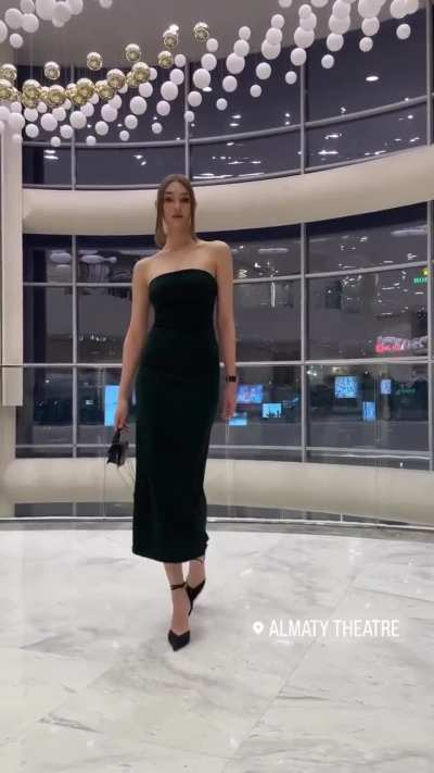 Stylish Andreana 🖤 Effortless model walk