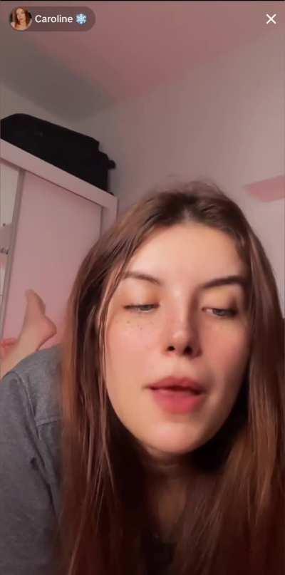 Brazilian @carolzdneves in the pose