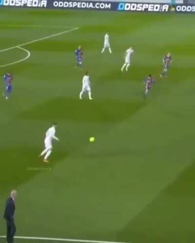 When Goat of Midfielder trained these current goat of midfielders (Credit to RMadridHebdo Twitter )