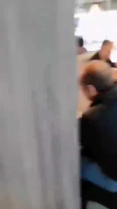 Французская полиция проверяет от столика к столику паспорт вакцинированного, удостоверение личности и медицинскую историю.