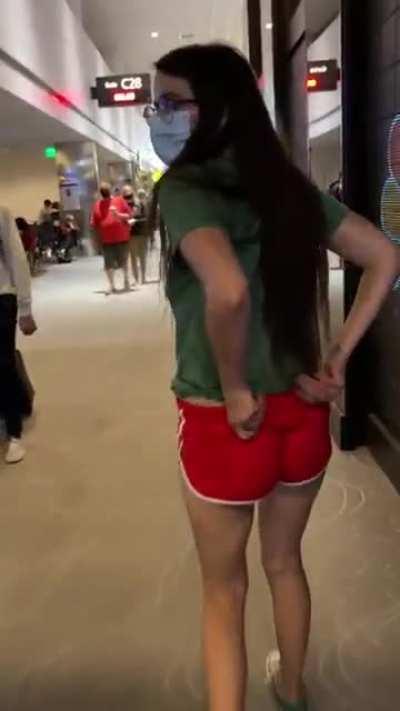 Что-то подсказывает, что прохождение рамки металлодетектора она запомнит надолго