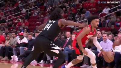 [Highlight] KJ Martin annihilates Ivica Zubac at the rim with a nasty poster!