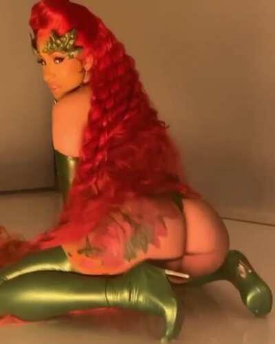 Cardi shaking her ass as Poison Ivy