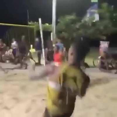 Os gringo ficam louco com um futevolei