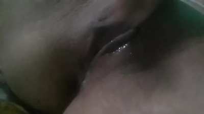 Putinha molhadinha gemendo gostoso na siririca 