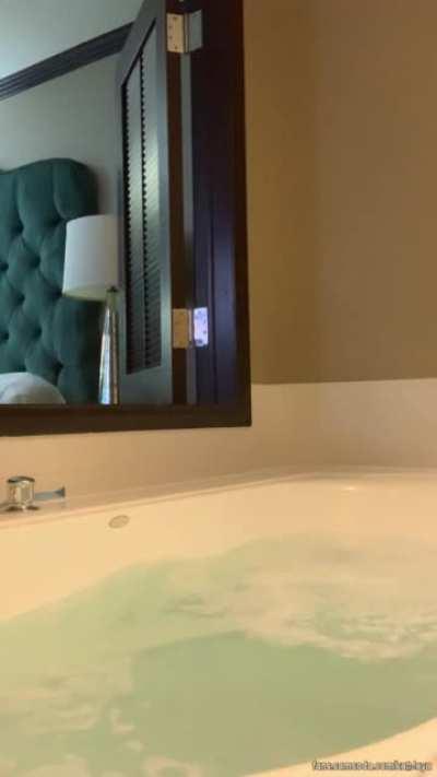 I wanna be in that tub 😭