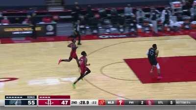 [Highlight] KAT uncorks a nasty reverse slam on the fastbreak!