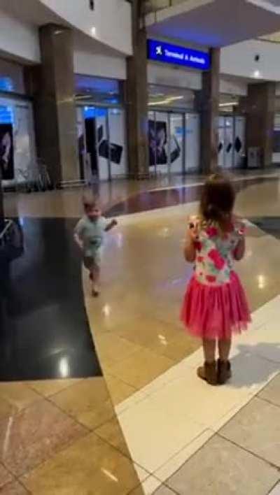 This dad finally returns from a long trip abroad to the delight of his children who were impatiently waiting for him!