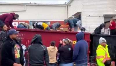 Austin residents get free food from grocery store dumpsters