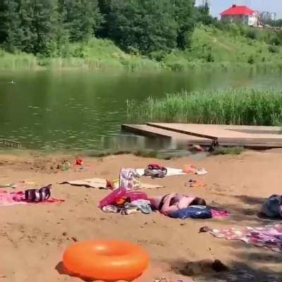 Nizhny Novgorod: People moved body of a drowned man aside so it will not disturb them