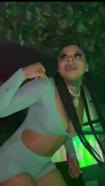 Her 🍑 is fat when she turns around