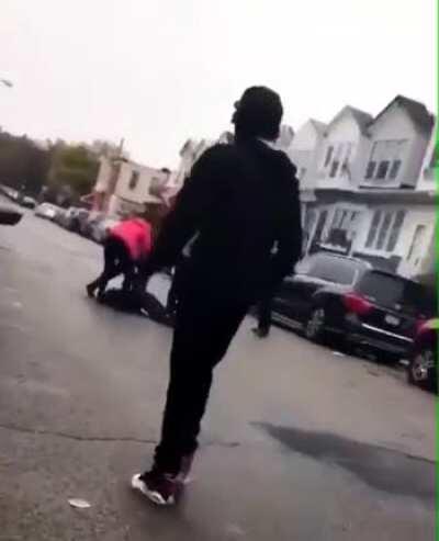 Video - Warning ⚠️ Graphic, Viewers discretion advised⚠️ A Black man was shot in West Philadelphia for refusing to drop a Knife while chasing after the police officer