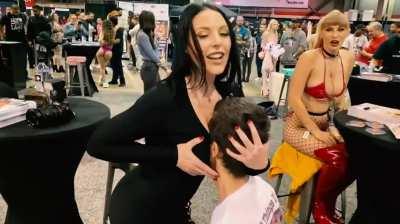 Aոgеӏа Wіtһ А Fаո