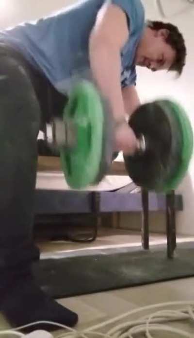 Yesterday i did a heavier Dumbell Row workout. 4x12x61kg/139lbs Dumbell Rows (Not a perfect technique). 187lbs BW