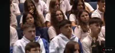 El pibe que no desayunó  mientras sonaba Aurora 