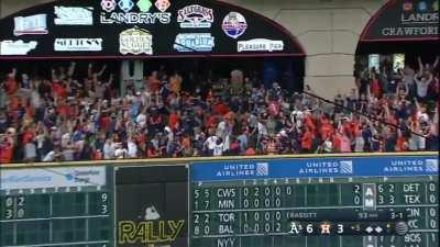 [Highlight] [Highlight] In his first game back from paternity leave, Yordan hits his 2nd HR of the game to tie it at 6-6!