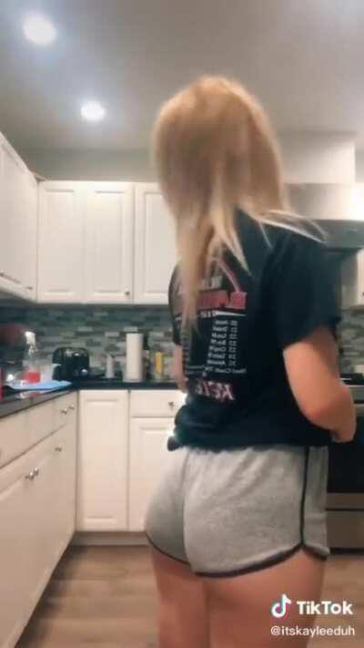 Have a good day y'all! Today's cake dosage🎂