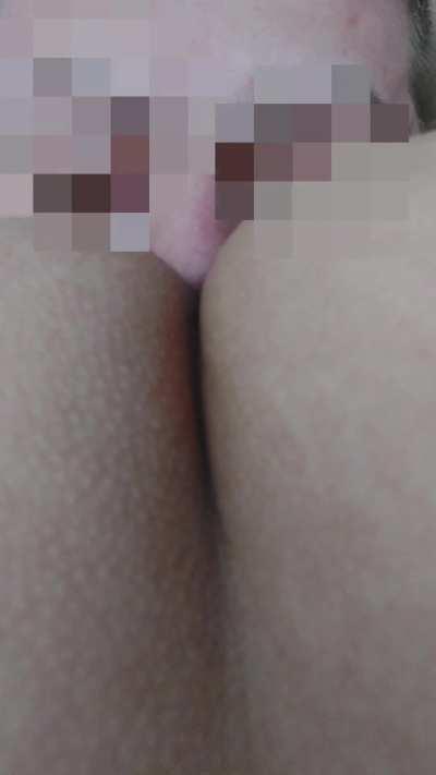 Heavy fart right up his nose 😈