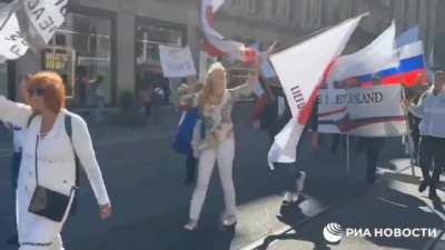 A demonstration against the supply of weapons to Ukraine is taking place in Amsterdam.