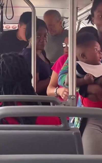 Bus driver clears passengers to deliver brutal beatdown 