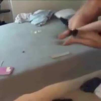 Orgazm olan bi kadinin bacaklarini seyretmek...