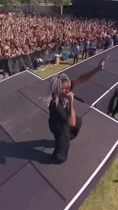 A bunch of white people saying n word is crazy ð­